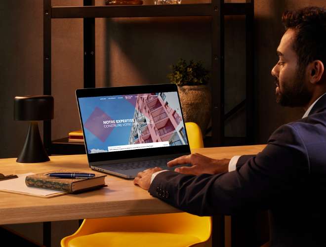 Le groupe Qualitel confie à ACSEO la migration Wordpress de son site QIOS.fr 1 homme regardant le nouveau site WordPress sur Qios.fr