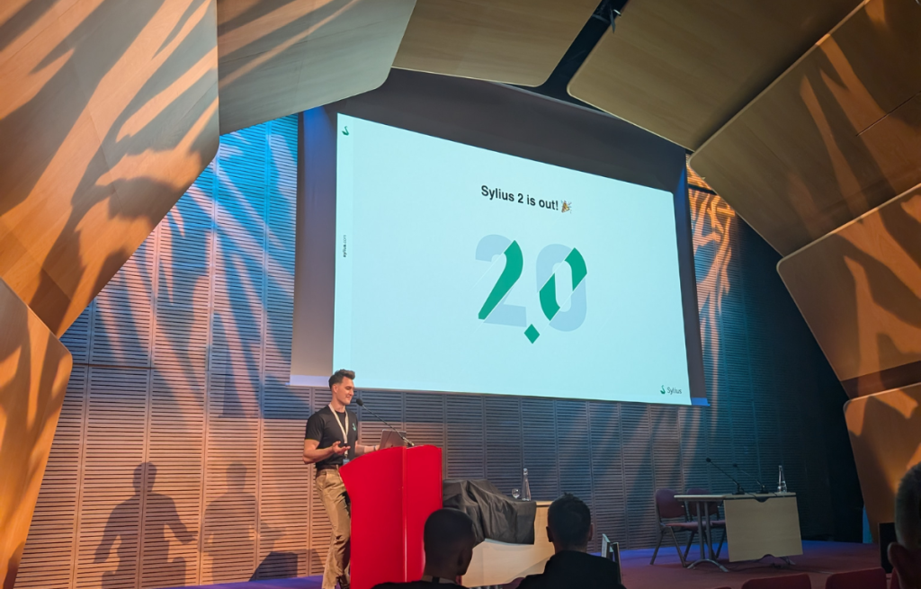 La SyliusCon 2024 : ce que nous avons retenu des conférences sur Sylius 2 Mikołaj Król, CEO de Sylius présente Sylius 2.0