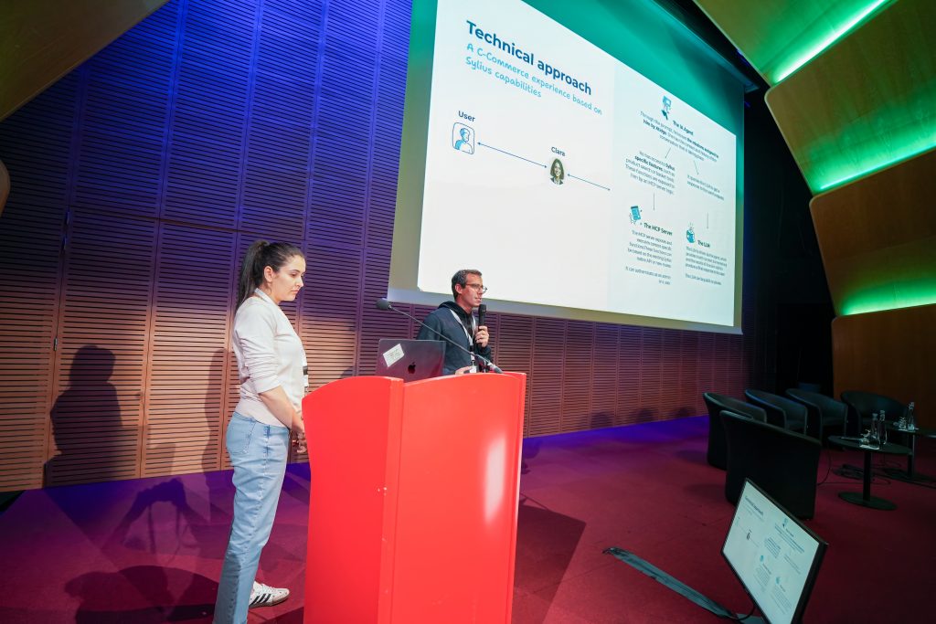 L'équipe d'ACSEO à la SyliusCon 2025 qui  présente comment intégrer de l'IA dans Sylius